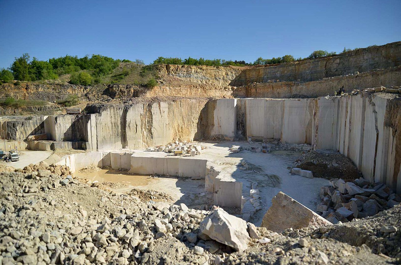Carrière de calcaire à Comblanchien, blocs à l’équerre