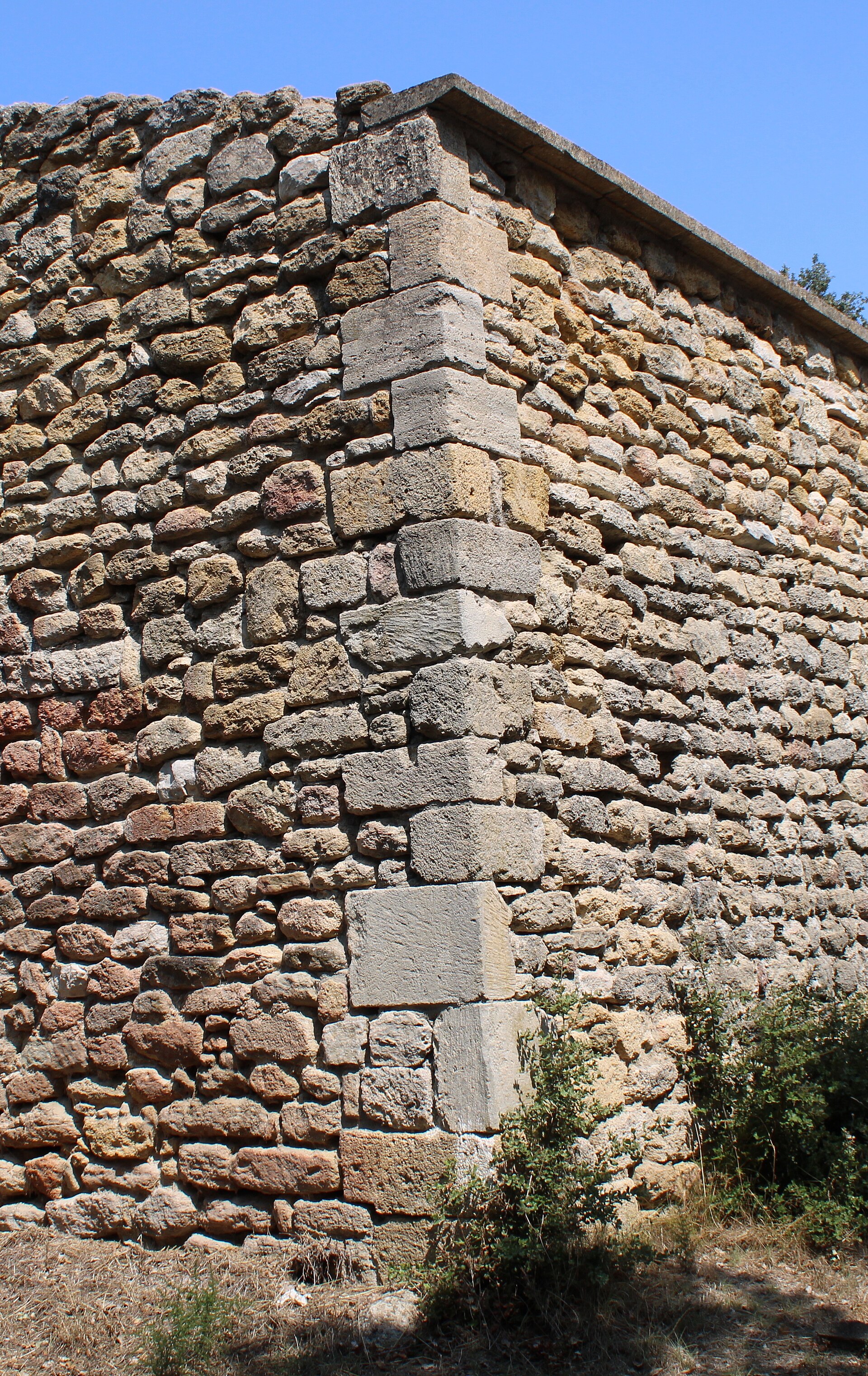 Chaîne d’angle en pierre de taille sur un mur de moellons