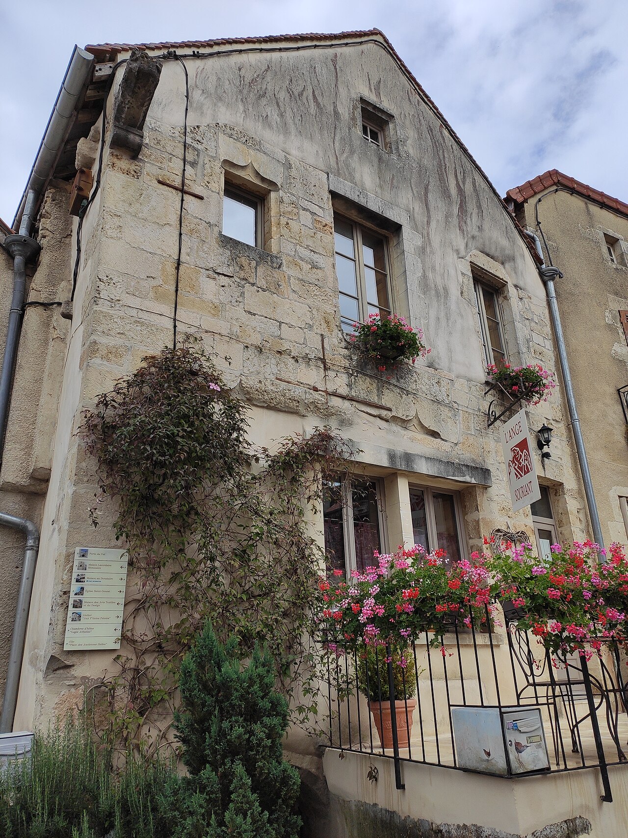 Maison calcaire à Flavigny, encadrements de baies en pierre de taille