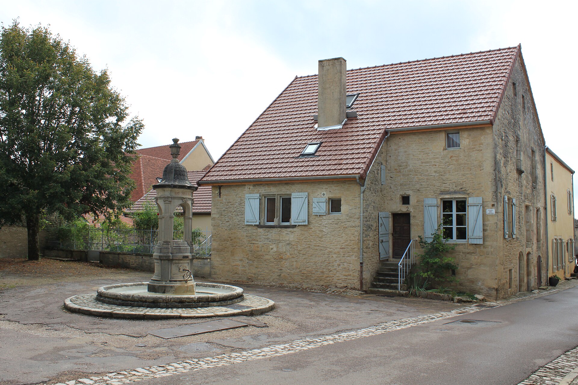 Maison calcaire et fontaine à Flavigny-sur-Ozerain