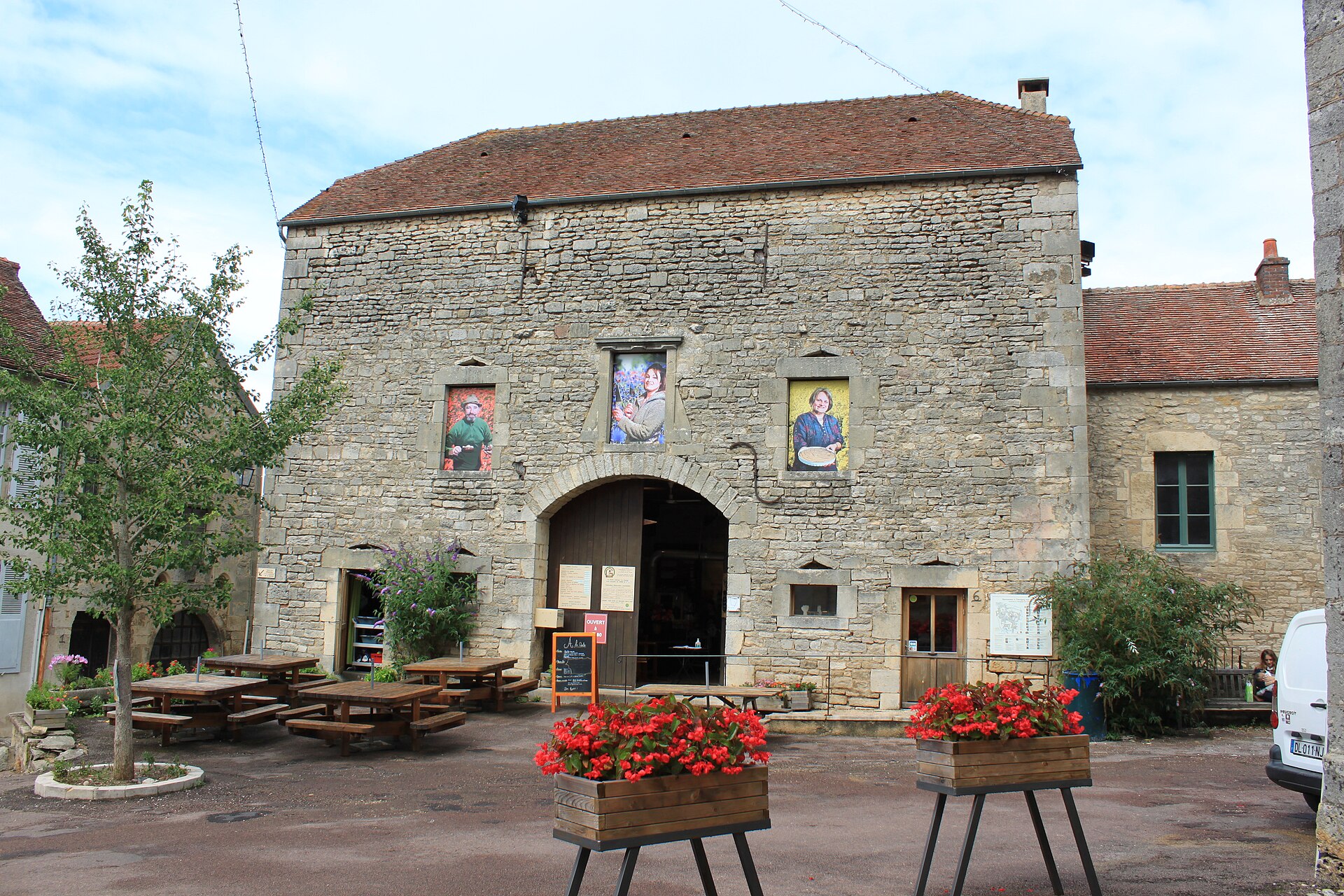 Grange en moellons calcaires à Flavigny