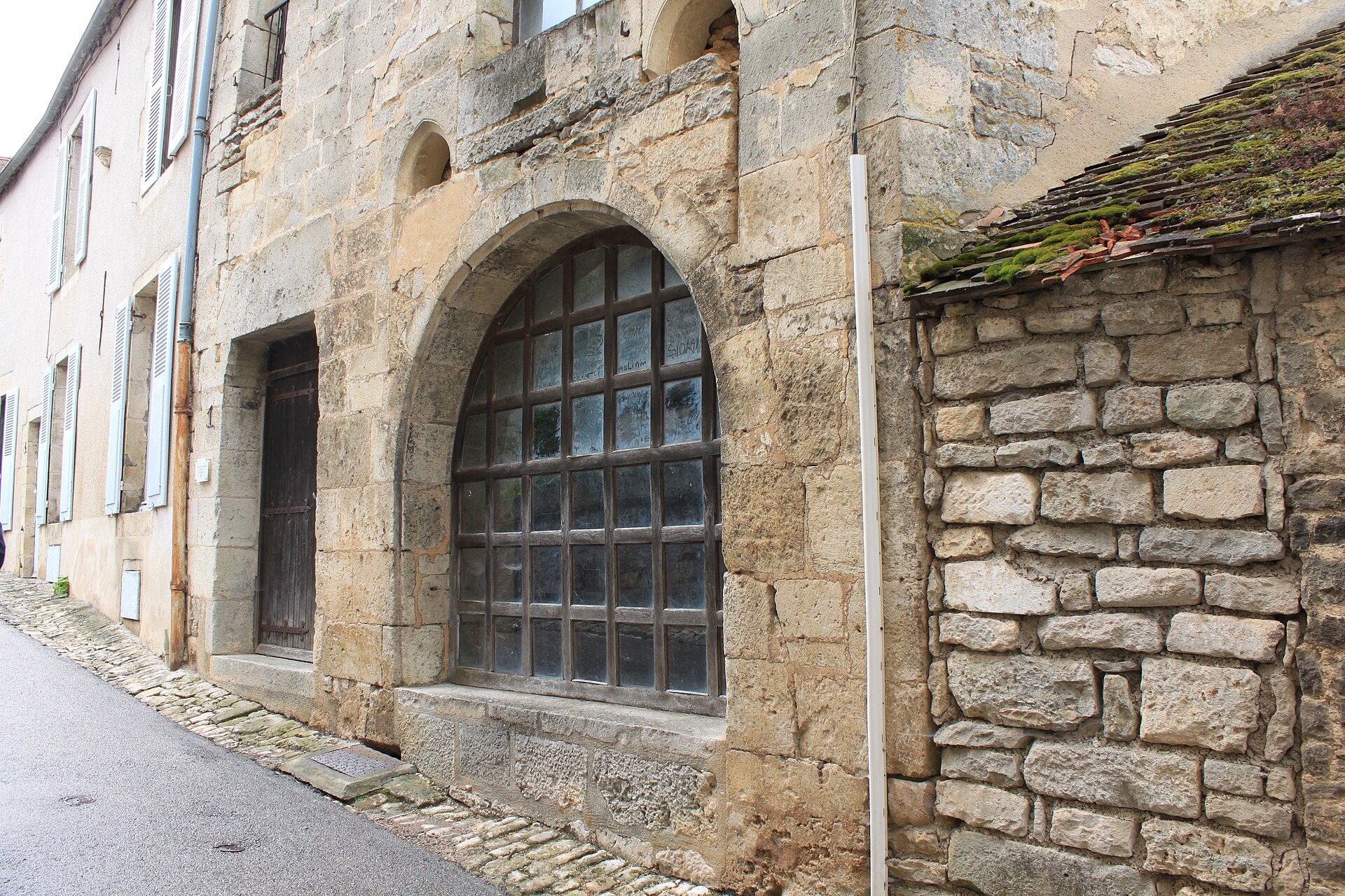 Façade en pierre de taille et moellons à Flavigny