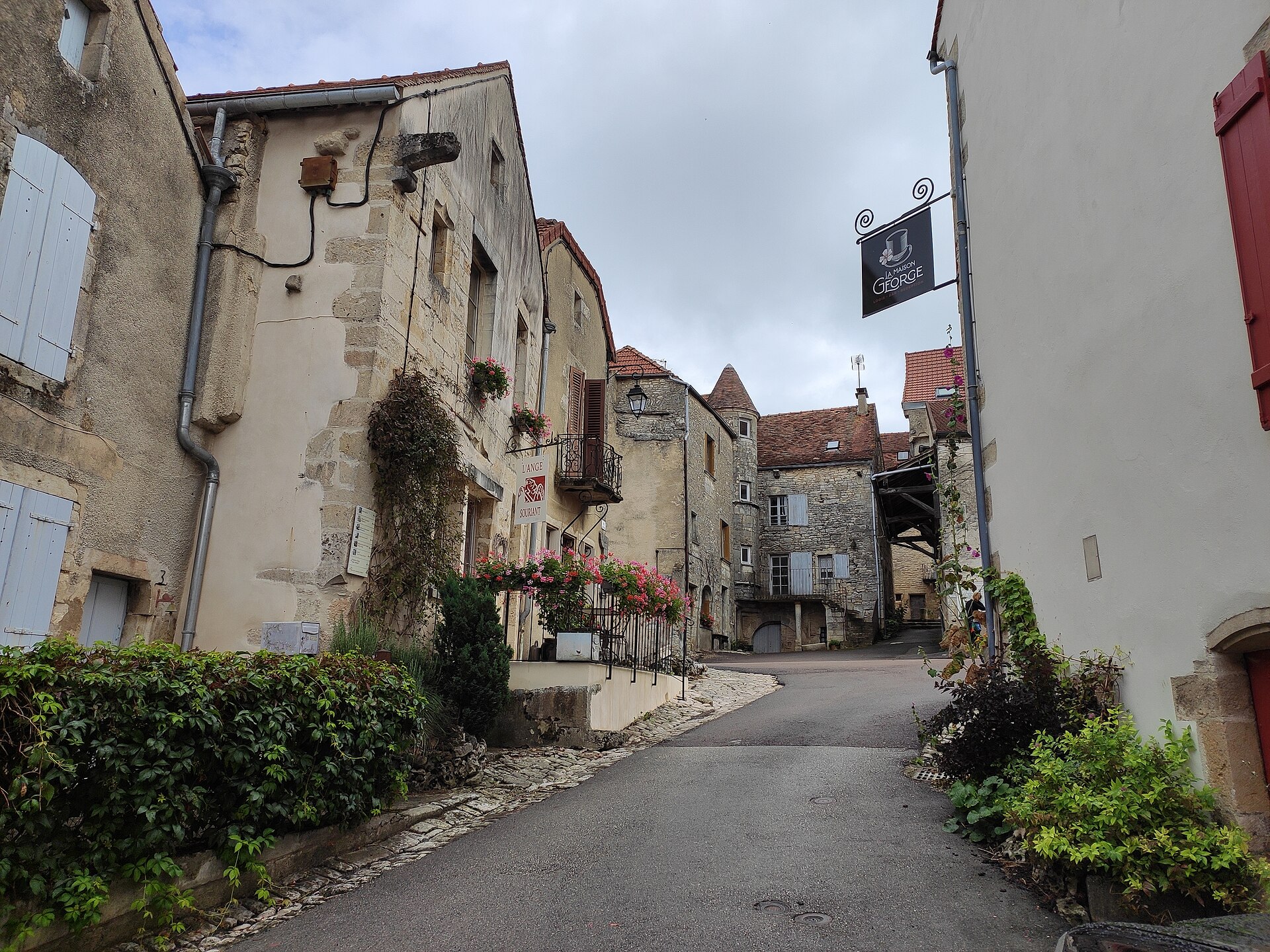 Rue de Flavigny-sur-Ozerain, maisons de calcaire bourguignon