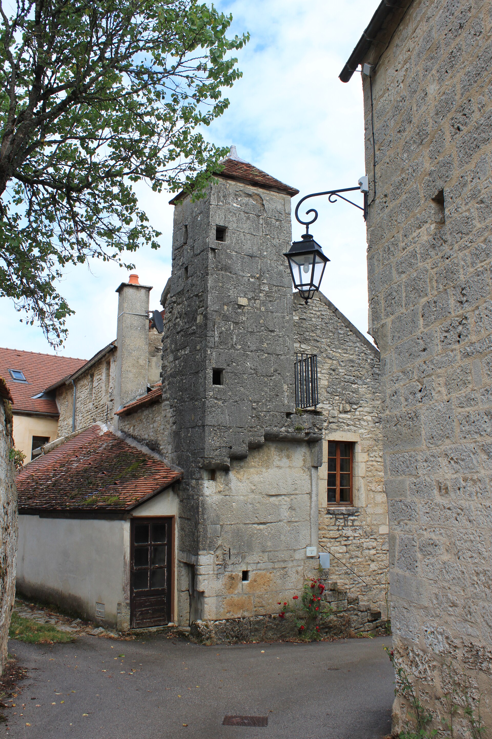 Tour d’angle en pierre à Flavigny-sur-Ozerain
