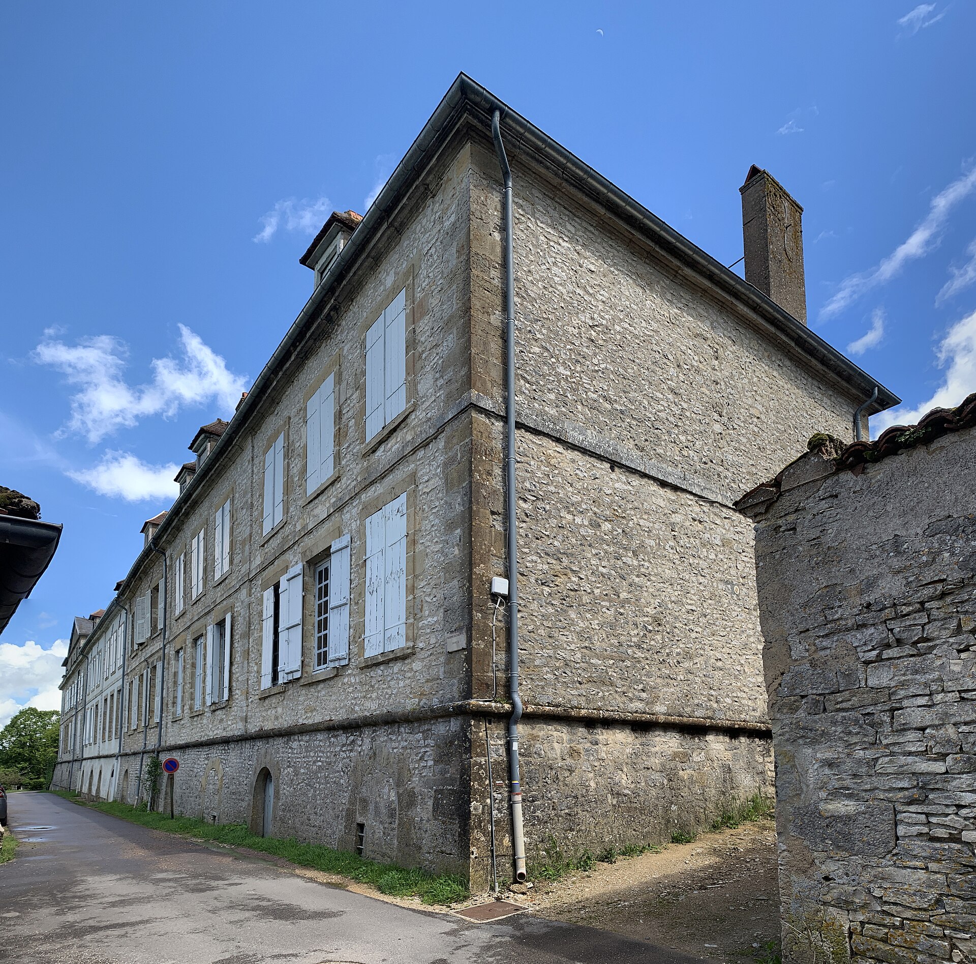 Angle d’un bâtiment en pierre à Vézelay