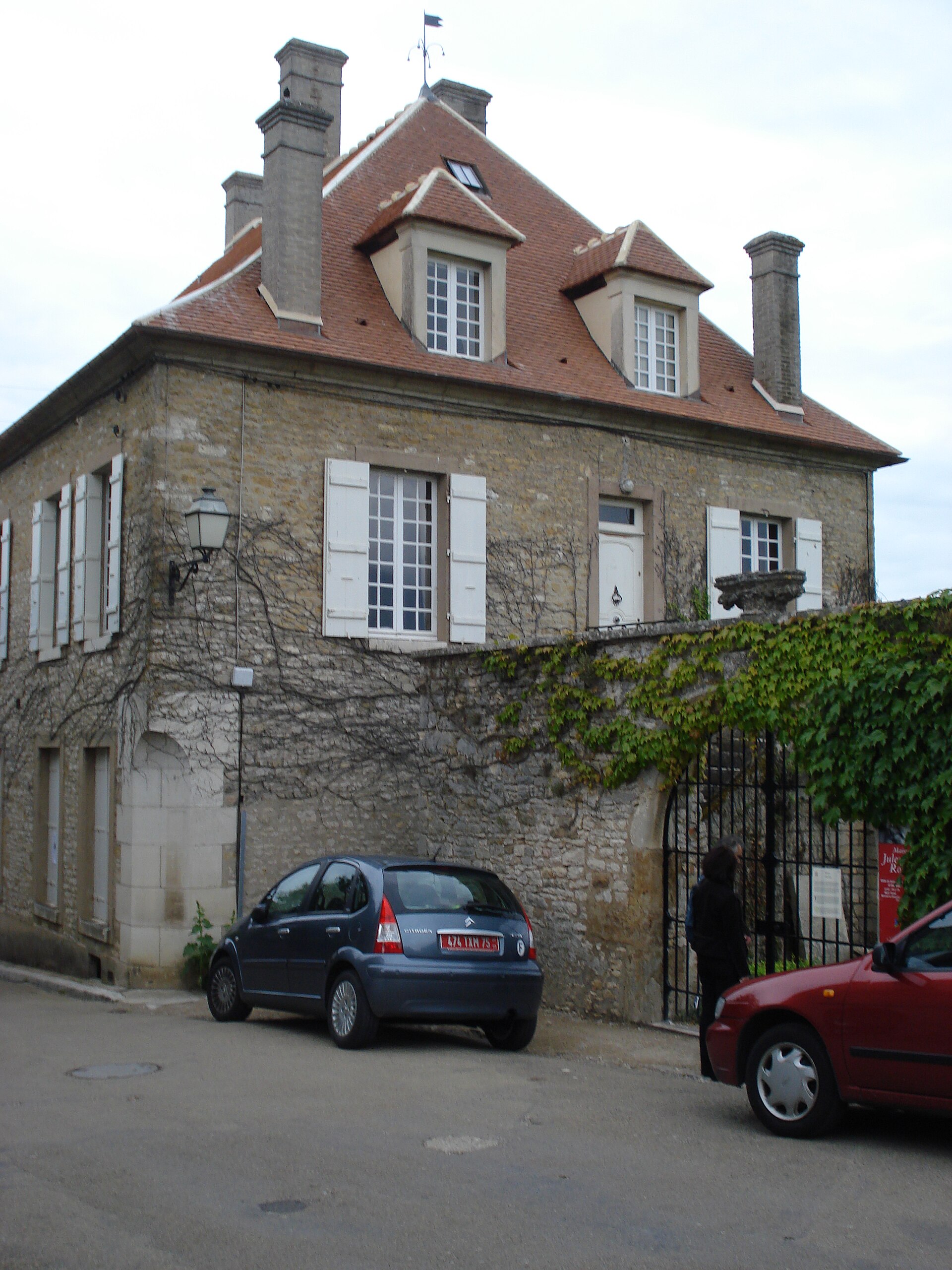 Maison en pierre de taille à Vézelay, angle net